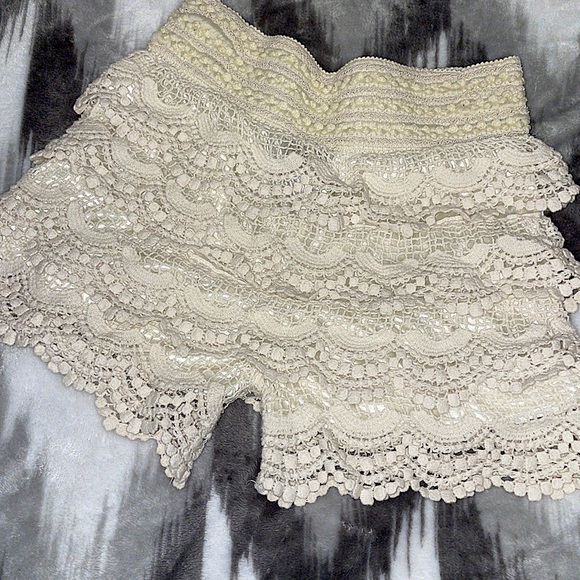 Cream Lace Shorts - Picture 2 of 4